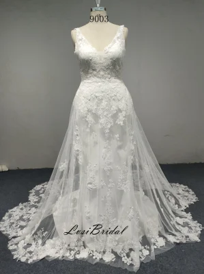 9003 Abito da sposa avorio in tulle e pizzo con profondo scollo a V e strascico a sirena da 70