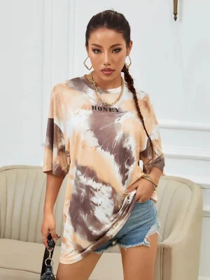 T-shirt grafica con lettera tie-dye per ragazze alla moda da donna all'ingrosso